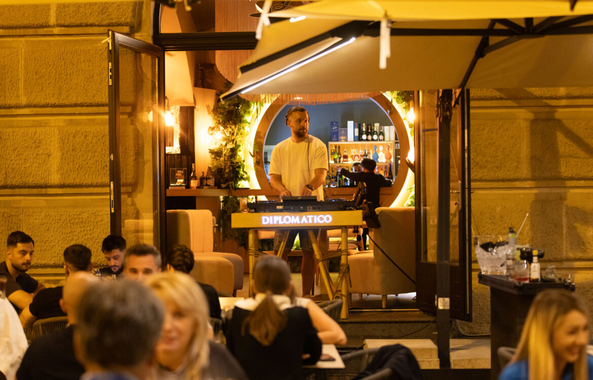 🍷 Cu ce se deosebește un Restaurant clasic de un Restaurant Lounge cu muzică și DJ