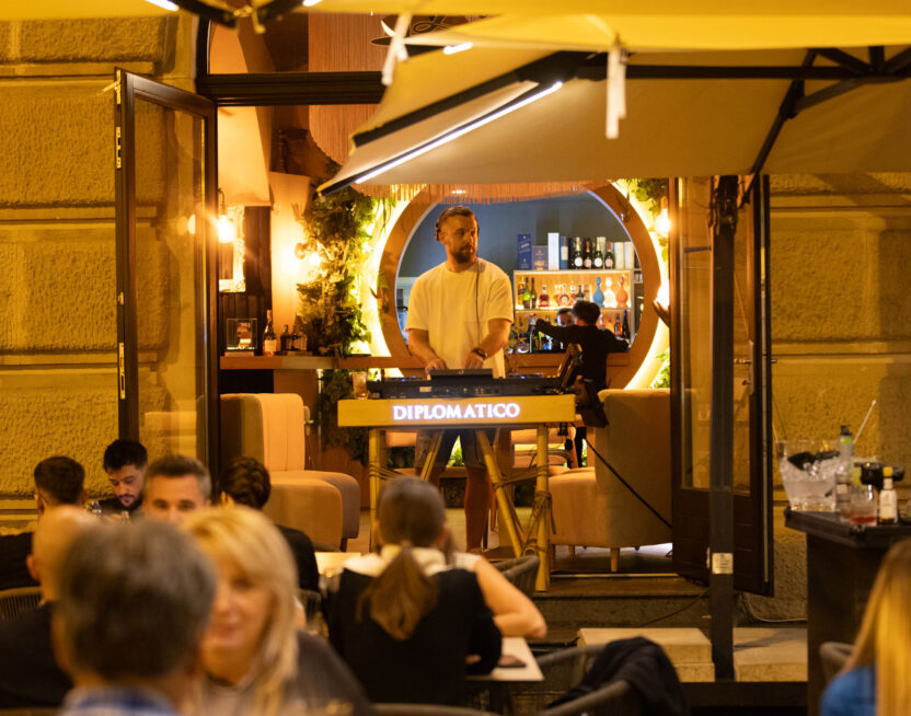 🍷 Cu ce se deosebește un Restaurant clasic de un Restaurant Lounge cu muzică și DJ